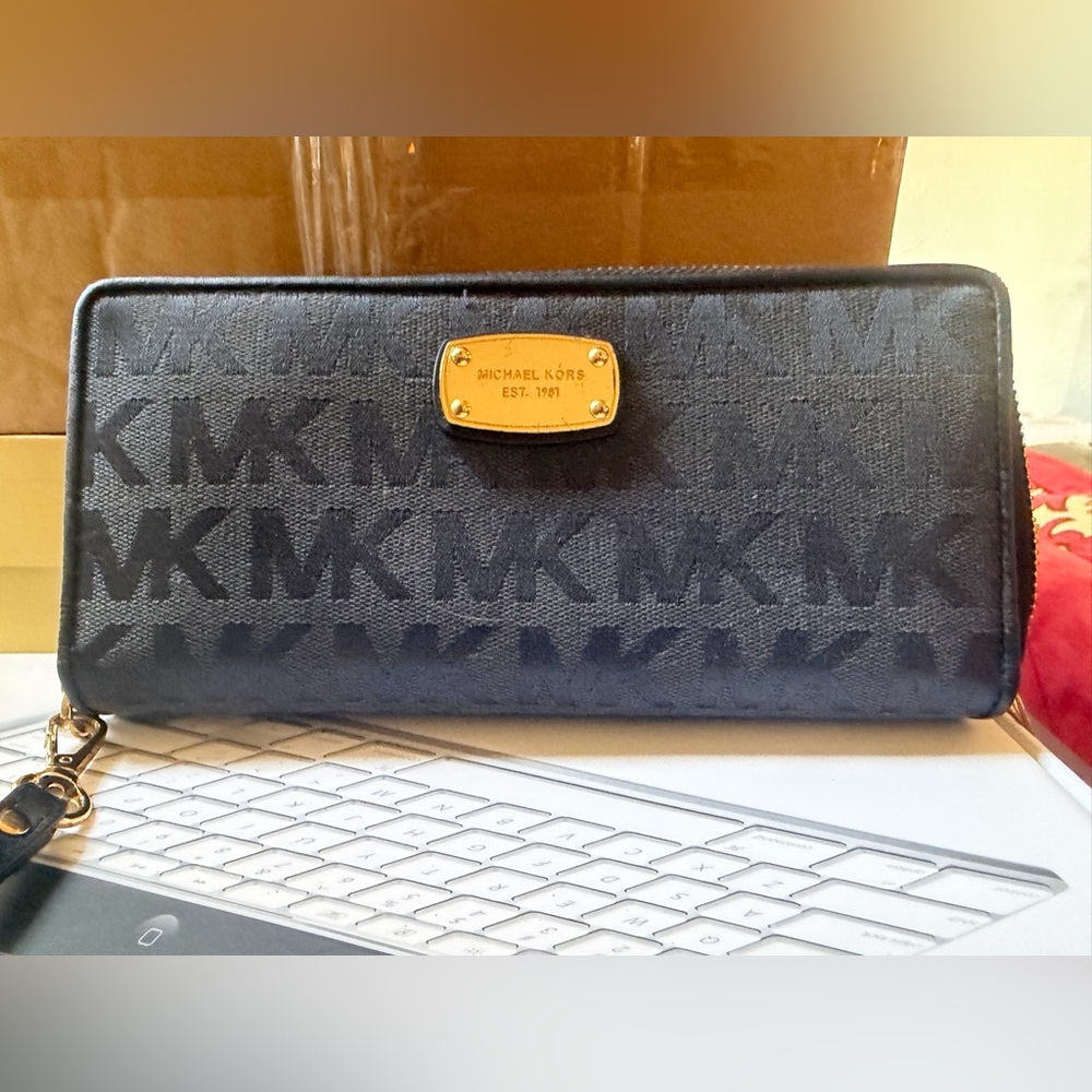 Michael Kors Jet Set Travel Large Signature Zip Around Continental Wallet-Navy